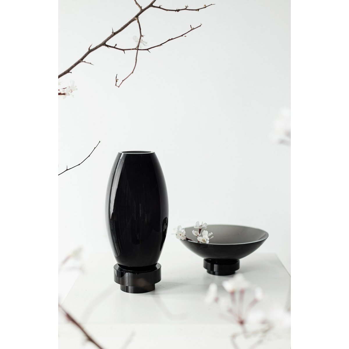 Moderne Vase, innovatives Design, schwarzes High-End-Glas. RUD30