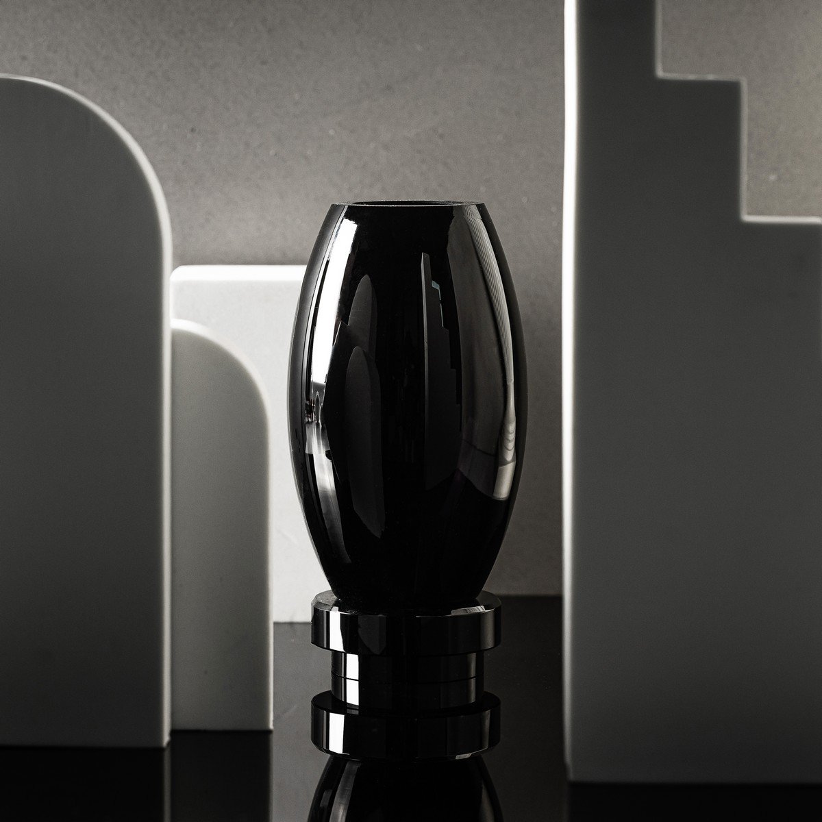 Moderne Vase, innovatives Design, schwarzes High-End-Glas. RUD30
