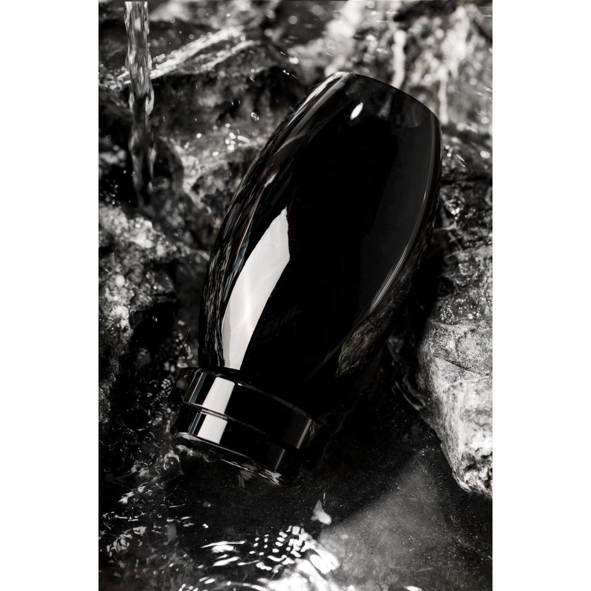 Moderne Vase, innovatives Design, schwarzes High-End-Glas. RUD30