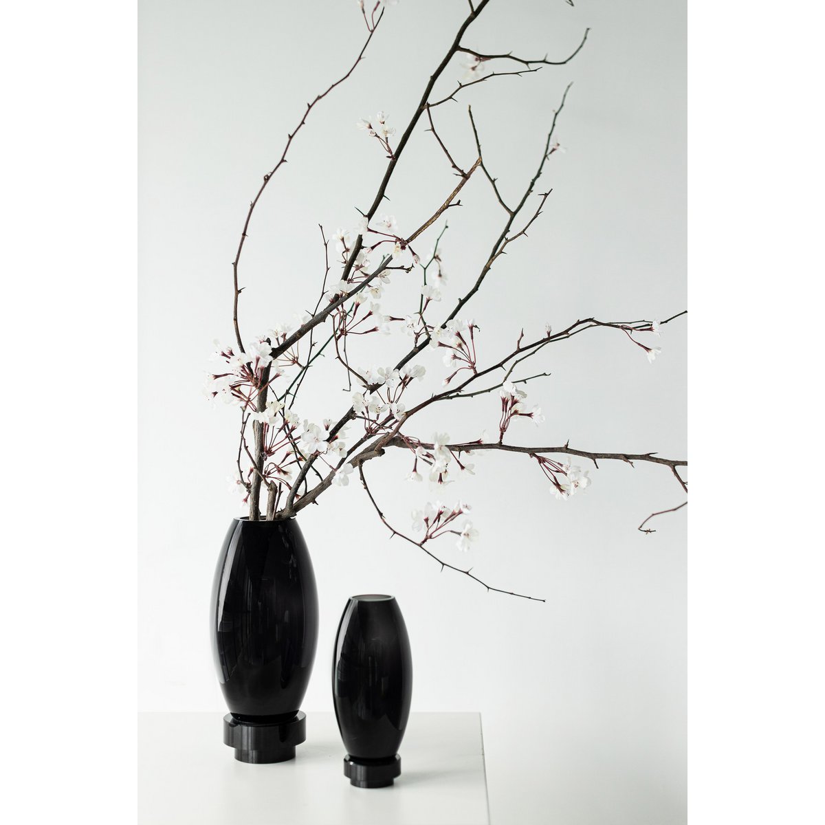 Moderne Vase, innovatives Design, schwarzes High-End-Glas. RUD30