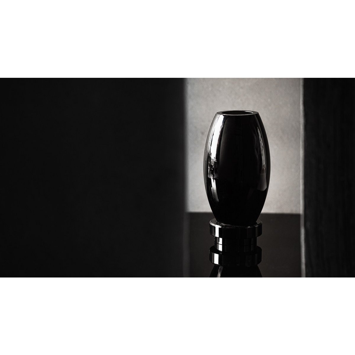 Moderne Vase, innovatives Design, schwarzes High-End-Glas. RUD30