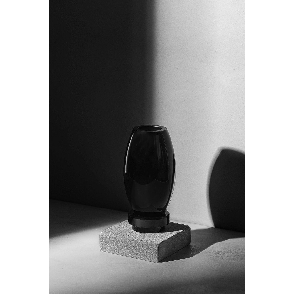 Moderne Vase, innovatives Design, schwarzes High-End-Glas. RUD30