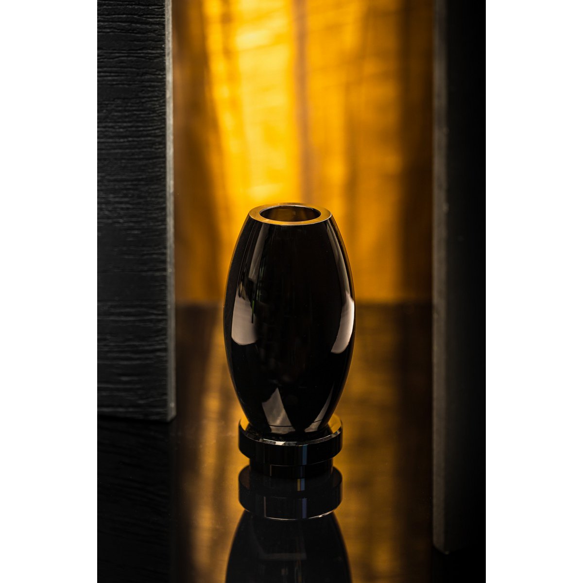 Moderne Vase, innovatives Design, schwarzes High-End-Glas. RUD30