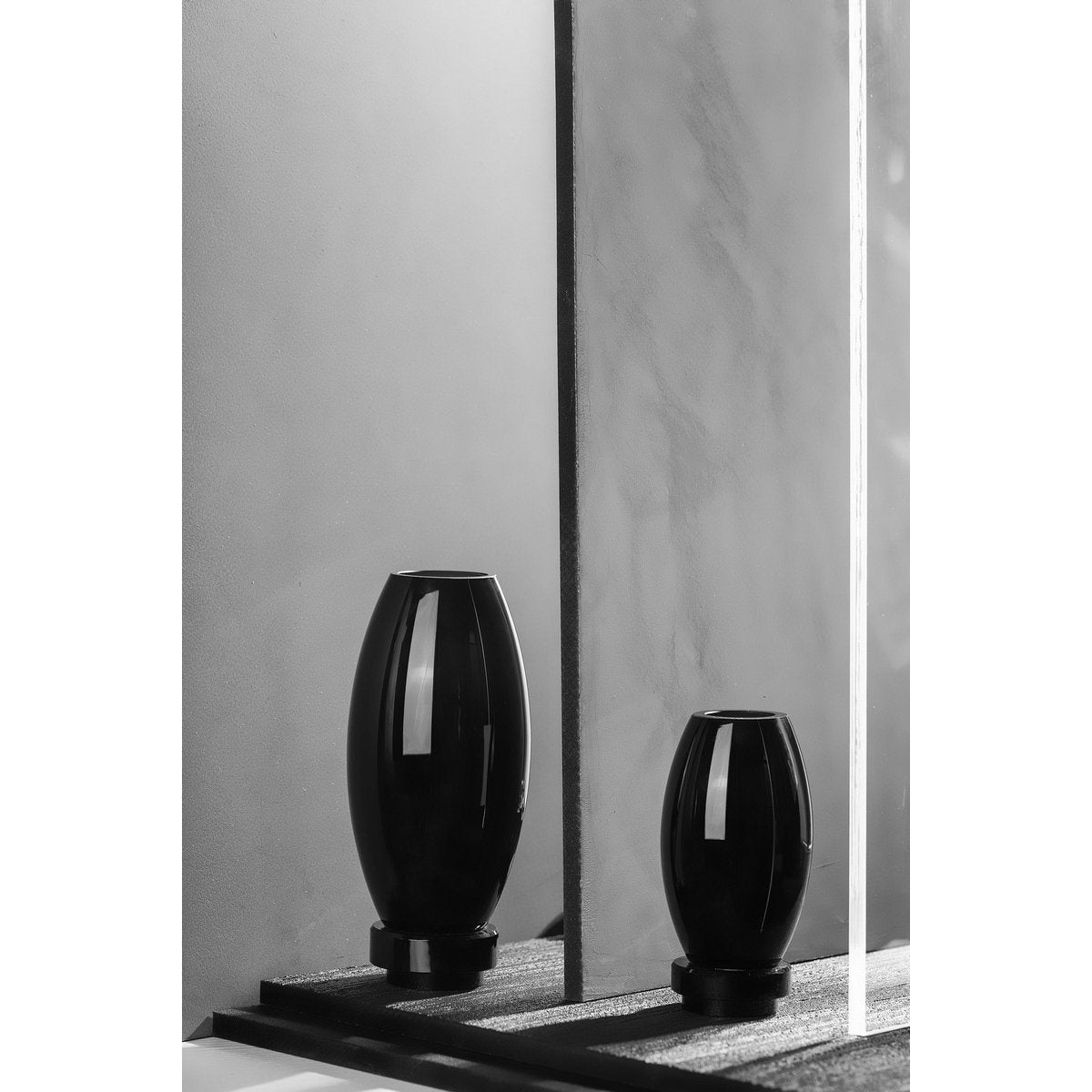 Moderne Vase, innovatives Design, schwarzes High-End-Glas. RUD30
