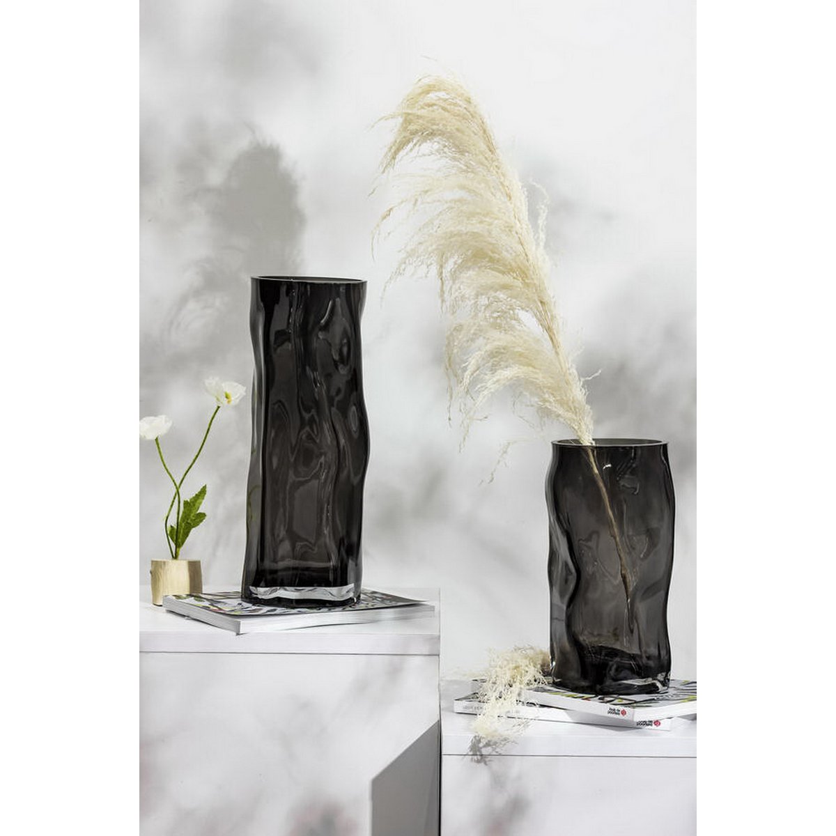 Hohe zylindrische Vase aus 9 mm dickem Glas, unregelmäßige Form, wie schwarzes Holz. ABU40GR