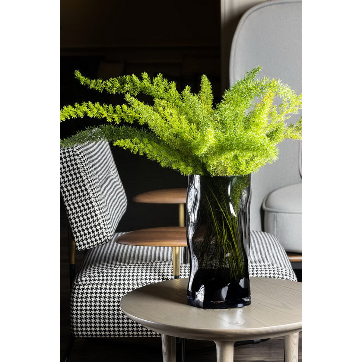 Hohe zylindrische Vase aus 9 mm dickem Glas, unregelmäßige Form, wie schwarzes Holz. ABU40GR